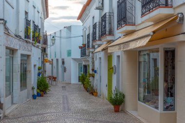 Moura, Portekiz, 16 Haziran 2021: Portekiz 'in Moura kentindeki ticaret caddesi.