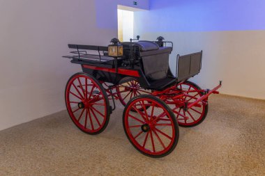 Evora, Portekiz, 15 Haziran 2021: Evora, Portekiz 'de arabaların ve arabaların sergilenmesi.