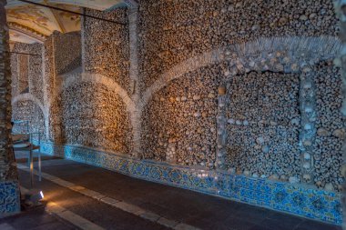 Evora, Portekiz, 15 Haziran 2021: Portekiz, Evora 'da Capela dos ossos' ta kafatası ve kemik dekorasyonu.