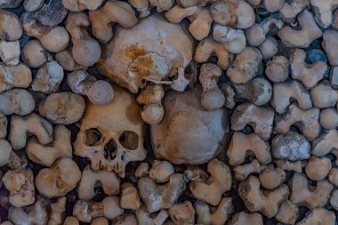 Evora, Portekiz, 15 Haziran 2021: Portekiz, Evora 'da Capela dos ossos' ta kafatası ve kemik dekorasyonu.