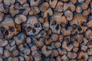 Evora, Portekiz, 15 Haziran 2021: Portekiz, Evora 'da Capela dos ossos' ta kafatası ve kemik dekorasyonu.