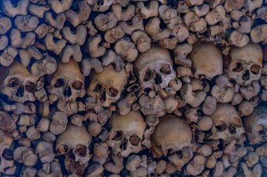 Evora, Portekiz, 15 Haziran 2021: Portekiz, Evora 'da Capela dos ossos' ta kafatası ve kemik dekorasyonu.