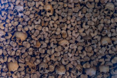 Evora, Portekiz, 15 Haziran 2021: Portekiz, Evora 'da Capela dos ossos' ta kafatası ve kemik dekorasyonu.