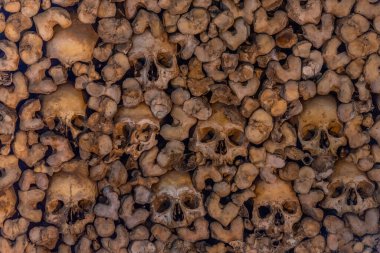 Evora, Portekiz, 15 Haziran 2021: Portekiz, Evora 'da Capela dos ossos' ta kafatası ve kemik dekorasyonu.