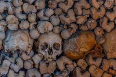 Evora, Portekiz, 15 Haziran 2021: Portekiz, Evora 'da Capela dos ossos' ta kafatası ve kemik dekorasyonu.