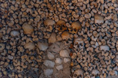 Evora, Portekiz, 15 Haziran 2021: Portekiz, Evora 'da Capela dos ossos' ta kafatası ve kemik dekorasyonu.