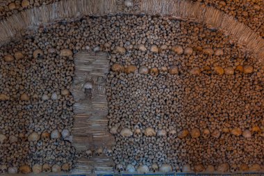 Evora, Portekiz, 15 Haziran 2021: Portekiz, Evora 'da Capela dos ossos' ta kafatası ve kemik dekorasyonu.