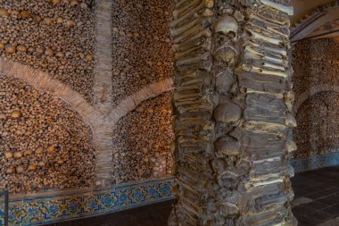 Evora, Portekiz, 15 Haziran 2021: Portekiz, Evora 'da Capela dos ossos' ta kafatası ve kemik dekorasyonu.