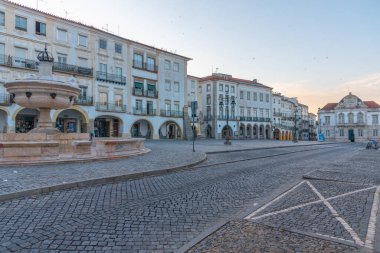 Evora, Portekiz, 15 Haziran 2021, Evora, Portekiz 'deki Evora do Giraldo Meydanı' nda sabah.