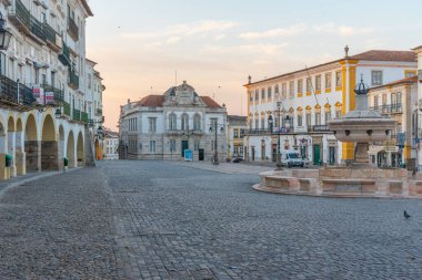 Evora, Portekiz, 15 Haziran 2021, Evora, Portekiz 'deki Evora do Giraldo Meydanı' nda sabah.