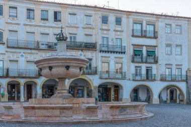 Evora, Portekiz, 15 Haziran 2021, Evora, Portekiz 'deki Evora do Giraldo Meydanı' nda sabah.