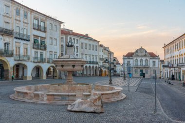 Evora, Portekiz, 15 Haziran 2021, Evora, Portekiz 'deki Evora do Giraldo Meydanı' nda sabah.