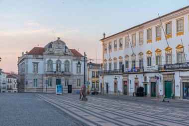 Evora, Portekiz, 15 Haziran 2021: Evora 'daki Praca do Giraldo Meydanı' nda Portekiz Bankası.