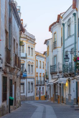 Evora, Portekiz, 15 Haziran 2021: Portekiz 'in Evora kentindeki ticari cadde.