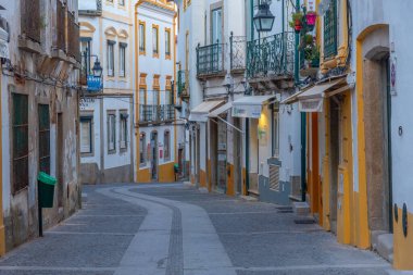 Evora, Portekiz, 15 Haziran 2021: Portekiz 'in Evora kentindeki ticari cadde.
