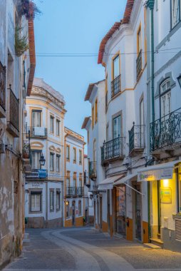 Evora, Portekiz, 15 Haziran 2021: Portekiz 'in Evora kentindeki ticari cadde.