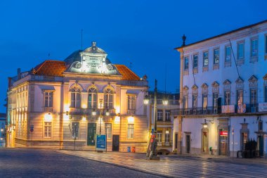 Evora, Portekiz, 15 Haziran 2021: Evora 'daki Evora do Giraldo Meydanı' ndaki Banco de Portugal 'ın gece görüşü.