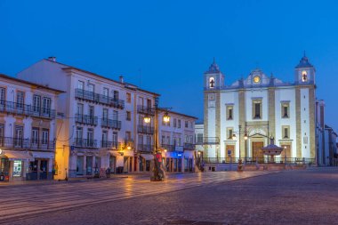 Evora, Portekiz, 15 Haziran 2021: Evora, Portekiz 'deki Sao Antao Kilisesi gece görüşü.