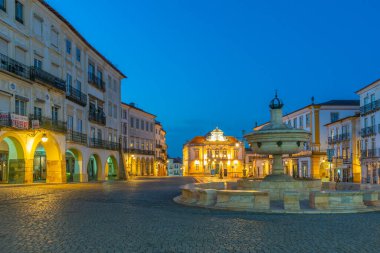 Evora, Portekiz, 15 Haziran 2021, Evora, Portekiz 'deki Evora do Giraldo Meydanı' nda sabah.