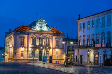 Evora, Portekiz, 15 Haziran 2021: Evora 'daki Evora do Giraldo Meydanı' ndaki Banco de Portugal 'ın gece görüşü.