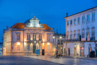 Evora, Portekiz, 15 Haziran 2021: Evora 'daki Evora do Giraldo Meydanı' ndaki Banco de Portugal 'ın gece görüşü.