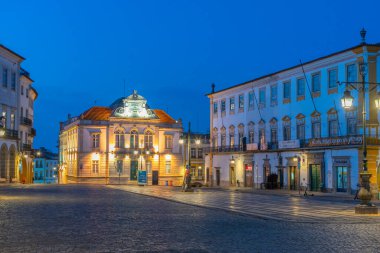 Evora, Portekiz, 15 Haziran 2021: Evora 'daki Evora do Giraldo Meydanı' ndaki Banco de Portugal 'ın gece görüşü.