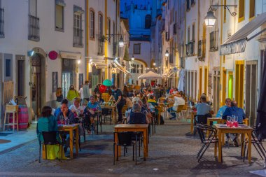 Evora, Portekiz, 14 Haziran 2021: İnsanlar Evora, Portekiz 'de bir sokakta yemek yiyorlar.