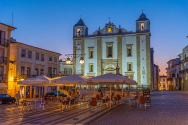 Evora, Portekiz, 14 Haziran 2021: Evora, Portekiz 'deki Sao Antao kilisesi gece görüşü.