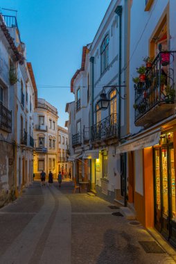 Evora, Portekiz, 14 Haziran 2021: Portekiz 'in Evora kasabasındaki dar bir caddenin gece görüşü.