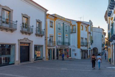 Evora, Portekiz, 14 Haziran 2021: Portekiz 'in Evora kentindeki ticari cadde.