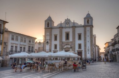 Evora, Portekiz, 14 Haziran 2021: Evora, Portekiz 'deki Sao Antao kilisesi gece görüşü.