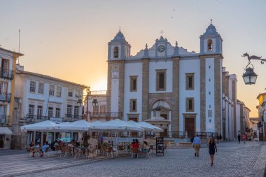 Evora, Portekiz, 14 Haziran 2021: Evora, Portekiz 'deki Sao Antao kilisesi gece görüşü.