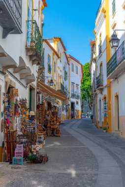 Evora, Portekiz, 14 Haziran 2021: Portekiz 'in Evora kentindeki ticari cadde.