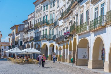 Evora, Portekiz, 14 Haziran 2021: İnsanlar Portekiz 'in Evora kentindeki Praca do Giraldo Meydanı' nda güneşli bir günün tadını çıkarıyorlar..