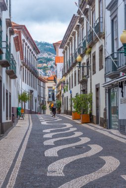 Funchal, Portekiz, 13 Haziran 2021: Portekiz 'in Funchal kentindeki ticari cadde.