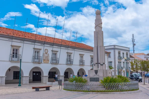 Tavira, Portekiz, 18 Haziran 2021: Portekiz 'in Tavira kentindeki eski kasabanın ana meydanı.