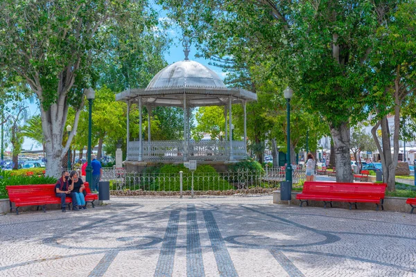 Tavira, Portekiz, 18 Haziran 2021: Portekiz 'in Tavira kasabasındaki kamu bahçesi.