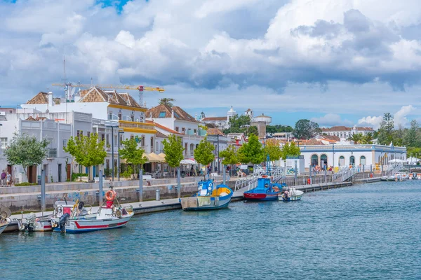 Tavira, Portekiz, 18 Haziran 2021: Portekiz, Tavira 'da Gilao nehrinin nehir kenarındaki evler.