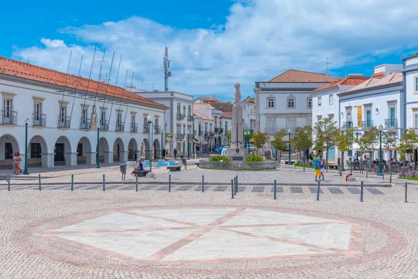 Tavira, Portekiz, 18 Haziran 2021: Portekiz 'in Tavira kentindeki eski kasabanın ana meydanı.