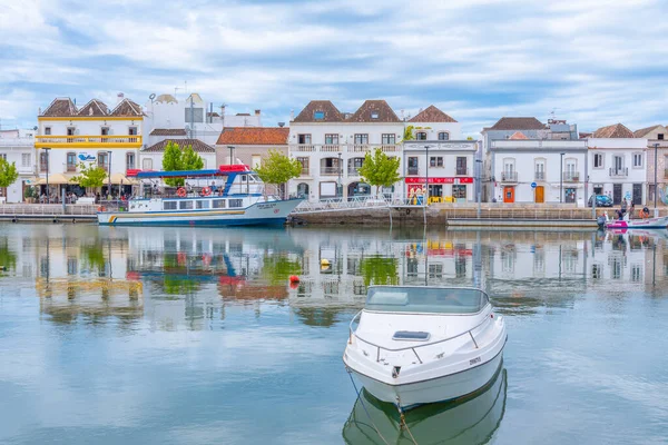 Tavira, Portekiz, 18 Haziran 2021: Portekiz, Tavira 'da Gilao nehrinin nehir kenarındaki evler.