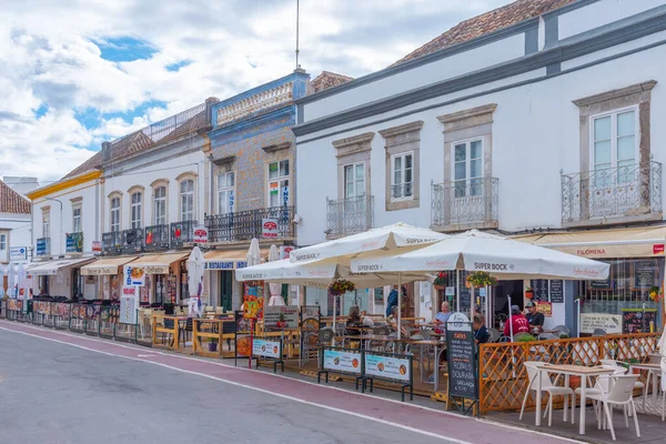 Tavira, Portekiz, 18 Haziran 2021: Portekiz 'in Tavira kentindeki eski şehrin ticari caddesi.