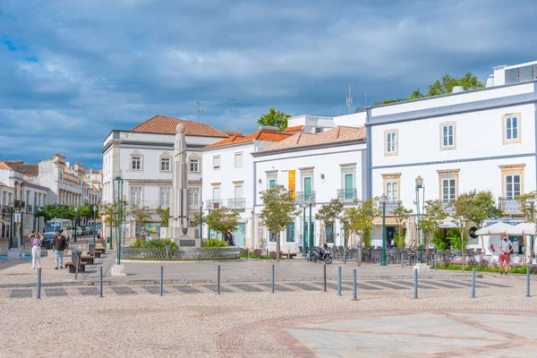 Tavira, Portekiz, 18 Haziran 2021: Portekiz 'in Tavira kentindeki eski kasabanın ana meydanı.