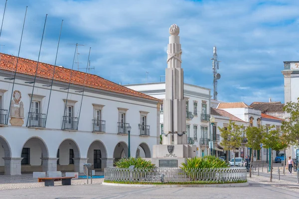 Tavira, Portekiz, 18 Haziran 2021: Portekiz 'in Tavira kentindeki eski kasabanın ana meydanı.