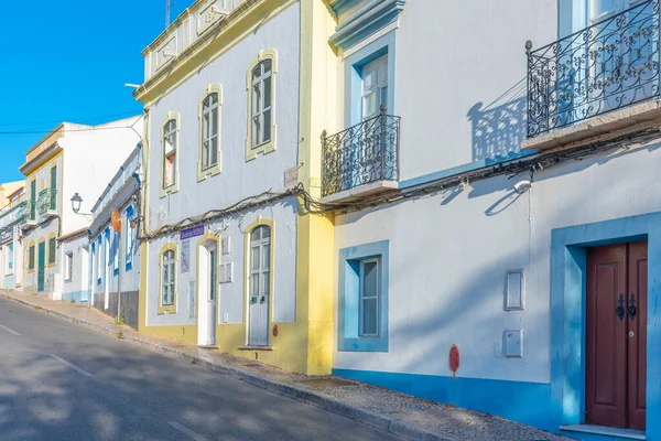 Castro Marim, Portekiz, 17 Haziran 2021: Portekiz 'in Castro Marim kasabasının ana caddesi.