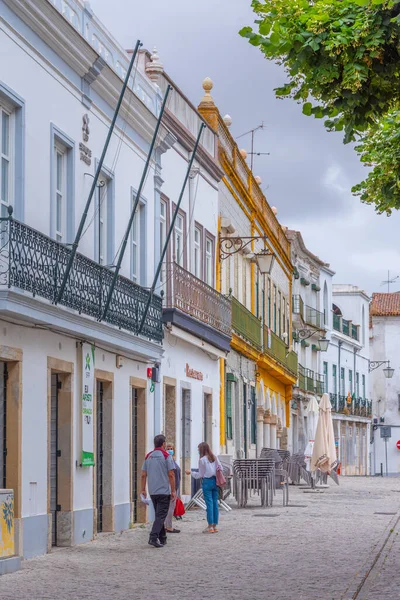 Beja, Portekiz, 17 Haziran 2021: Portekiz 'in Beja kentindeki ticaret caddesi.
