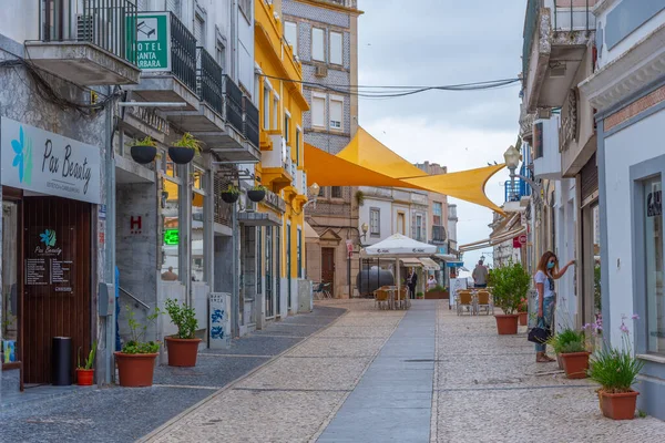 Beja, Portekiz, 17 Haziran 2021: Portekiz 'in Beja kentindeki ticaret caddesi.