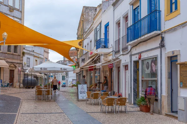 Beja, Portekiz, 17 Haziran 2021: Portekiz 'in Beja kentindeki ticaret caddesi.