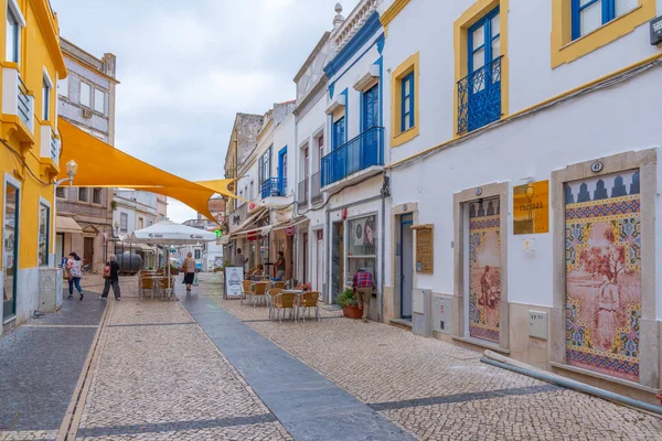 Beja, Portekiz, 17 Haziran 2021: Portekiz 'in Beja kentindeki ticaret caddesi.