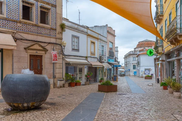 Beja, Portekiz, 17 Haziran 2021: Portekiz 'in Beja kentindeki ticaret caddesi.