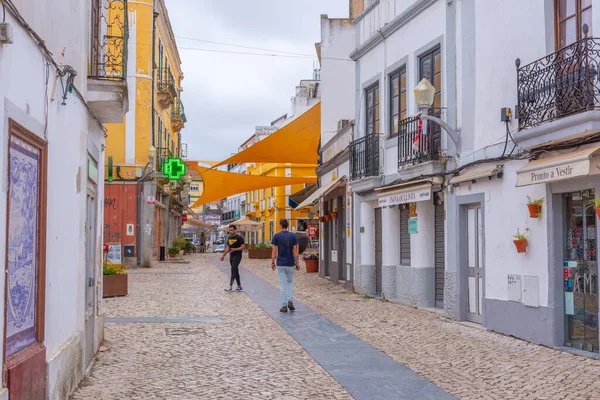 Beja, Portekiz, 17 Haziran 2021: Portekiz 'in Beja kentindeki ticaret caddesi.